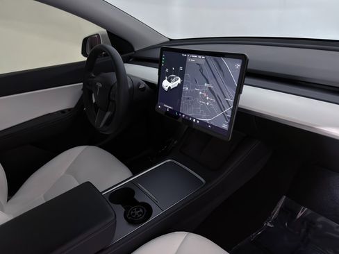 Used 2021 Tesla Model Y Long Range image 26