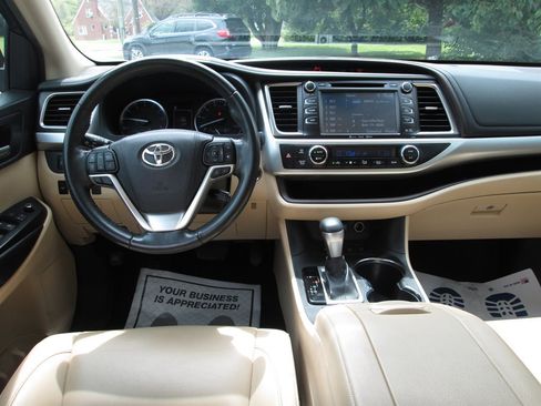 Used 2019 Toyota Highlander XLE AWD/4WD image 10