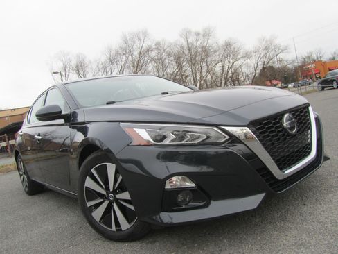 Used 2020 Nissan Altima 2.5 SV image 2