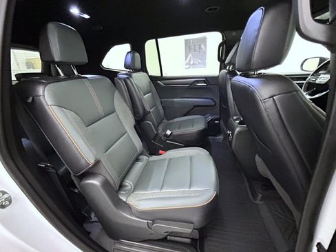 Used 2025 GMC Acadia AT4 AWD/4WD image 18
