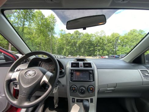Used 2013 Toyota Corolla LE FWD image 19