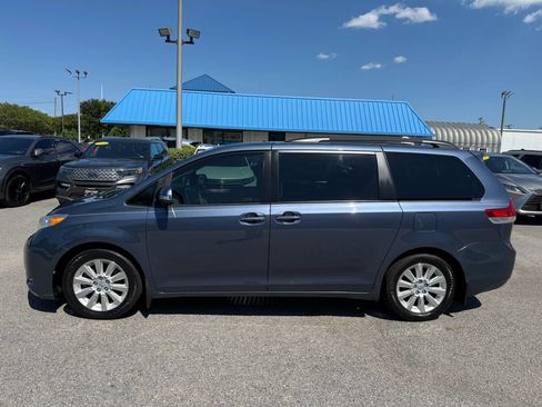 Used 2014 Toyota Sienna Limited w/ Limited Convenience Package FWD image 3