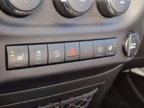 Used 2018 Jeep Wrangler Unlimited Sahara w/ Connectivity Group image 25