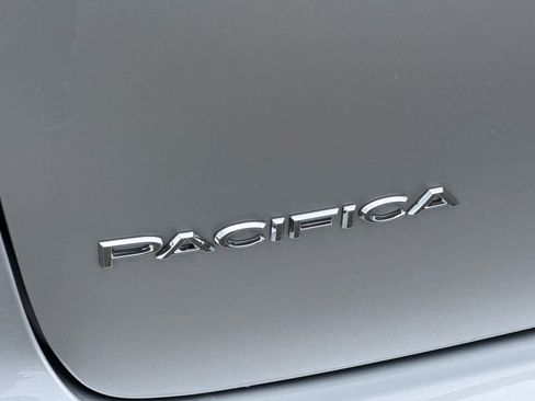 Used 2024 Chrysler Pacifica Touring-L FWD image 33
