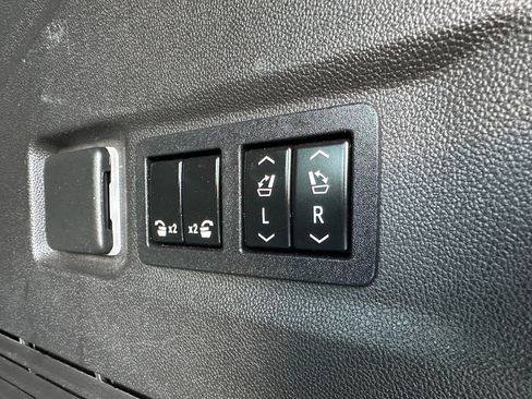 Used 2022 GMC Yukon XL AT4 image 40