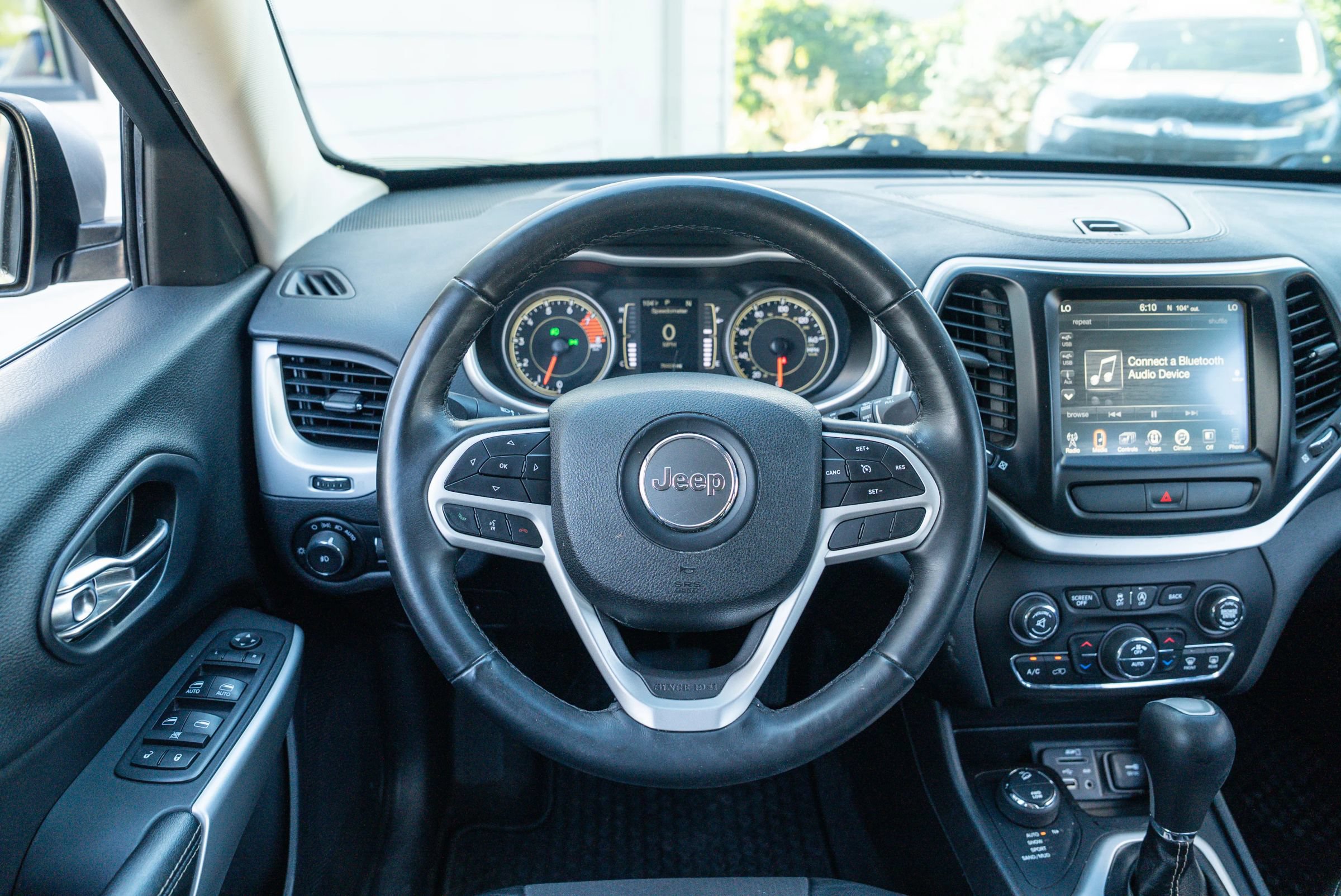 Used 2018 Jeep Cherokee Latitude Plus w/ Comfort/Convenience Group AWD/4WD image 11