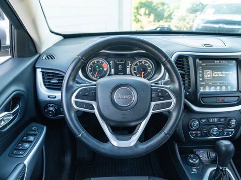 Used 2018 Jeep Cherokee Latitude Plus w/ Comfort/Convenience Group AWD/4WD image 11