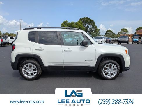 Used 2022 Jeep Renegade Latitude AWD/4WD image 2