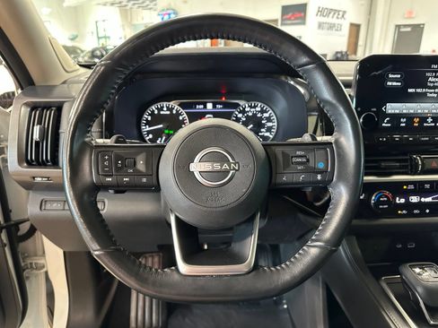 Used 2024 Nissan Pathfinder SL w/ SL Premium Package FWD image 17
