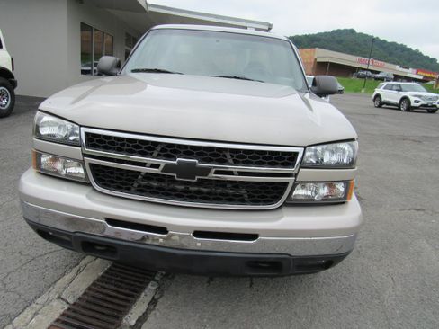 Used 2006 Chevrolet Silverado 1500 LT w/ Light Duty Power Package AWD/4WD image 3