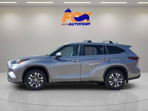 New 2026 Toyota Highlander XLE image 2