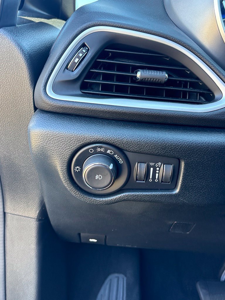 Used 2025 Chrysler Pacifica Select FWD image 18