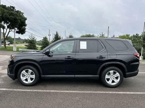 Used 2023 Honda Pilot LX image 2