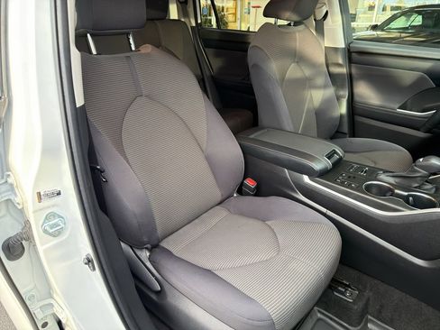 Used 2023 Toyota Highlander LE image 9