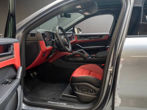 Certified 2026 Porsche Cayenne GTS AWD/4WD image 4