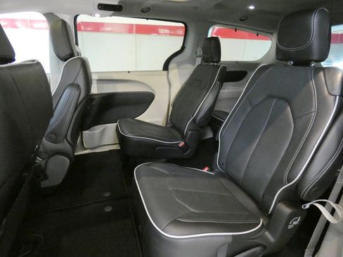 Used 2024 Chrysler Pacifica Limited w/ Trailer Tow Group AWD/4WD image 27