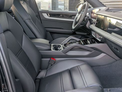 Certified 2025 Porsche Cayenne AWD/4WD image 25