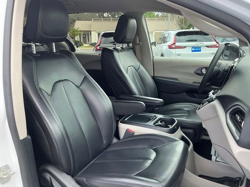 Used 2023 Chrysler Pacifica Touring-L image 16