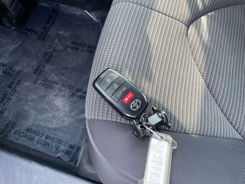 Used 2025 Toyota Highlander LE FWD image 21