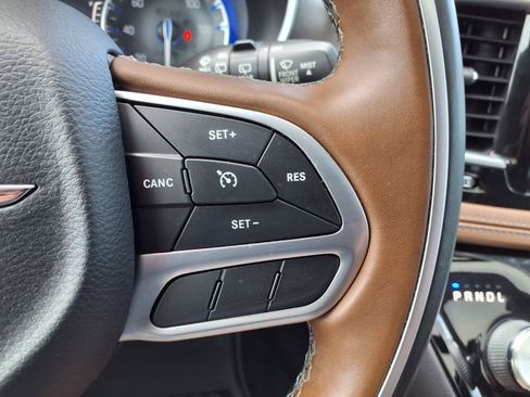 Used 2017 Chrysler Pacifica Limited w/ UConnect Theater Package FWD image 15