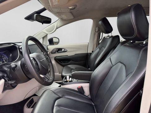 Used 2023 Chrysler Pacifica Touring-L FWD image 21