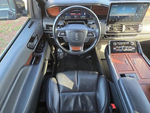 Used 2024 Lincoln Navigator Reserve image 13