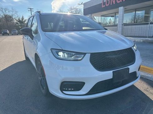 Used 2025 Chrysler Pacifica Limited image 4