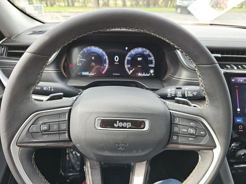 Used 2023 Jeep Grand Cherokee Limited w/ Black Appearance Package image 23