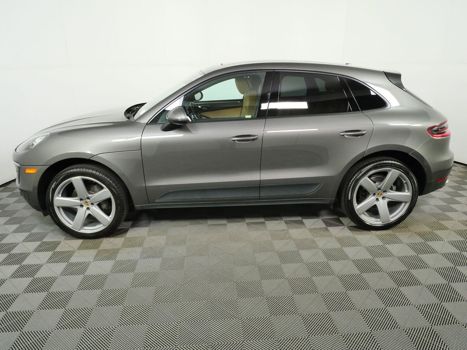 Used 2018 Porsche Macan AWD/4WD image 2