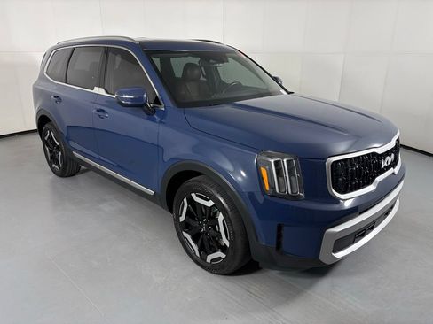 Used 2023 Kia Telluride EX w/ EX Captain's Chair Package FWD image 2