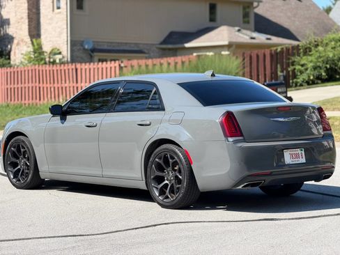 Used 2019 Chrysler 300 Touring w/ Sport Appearance Package RWD image 4
