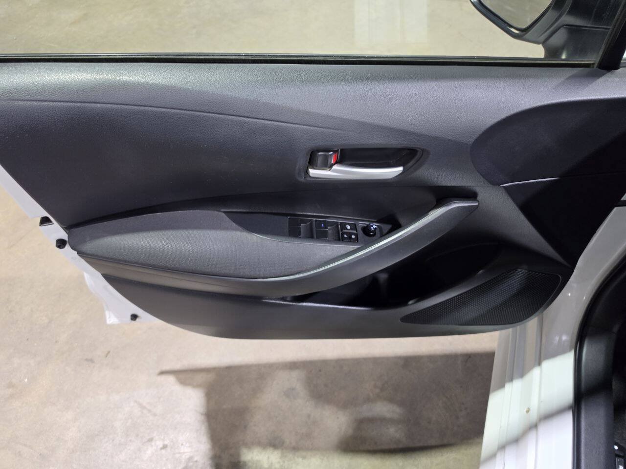 Used 2020 Toyota Corolla LE FWD image 25