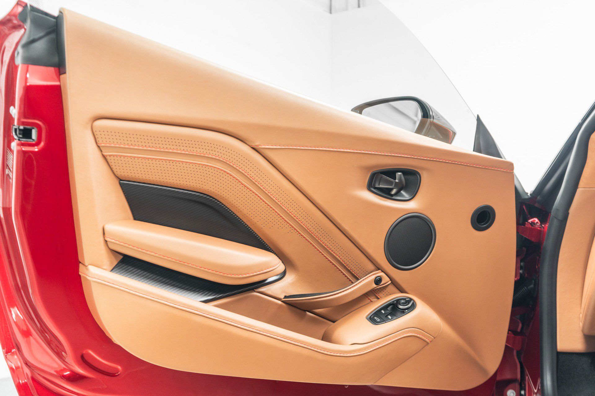 Used 2023 Aston Martin V8 Vantage Coupe RWD image 36