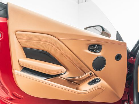 Used 2023 Aston Martin V8 Vantage Coupe RWD image 36