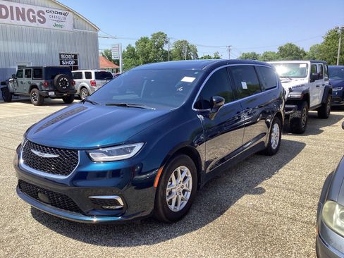 Used 2024 Chrysler Pacifica Touring-L FWD image 1