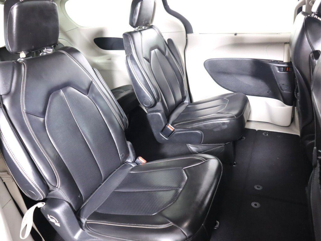 Used 2020 Chrysler Voyager Lxi FWD image 36