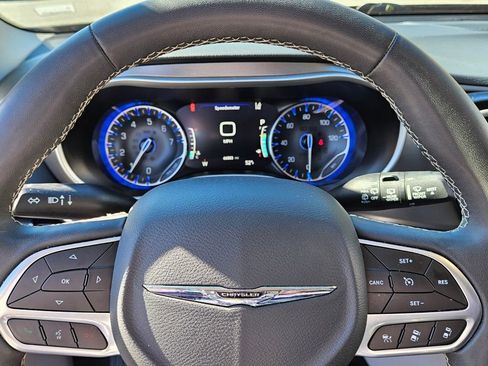 Used 2023 Chrysler Pacifica Touring-L image 22