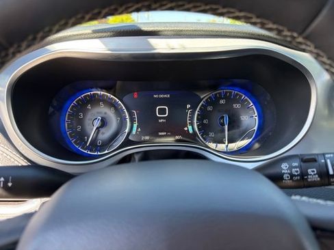 Used 2025 Chrysler Pacifica Limited FWD image 29