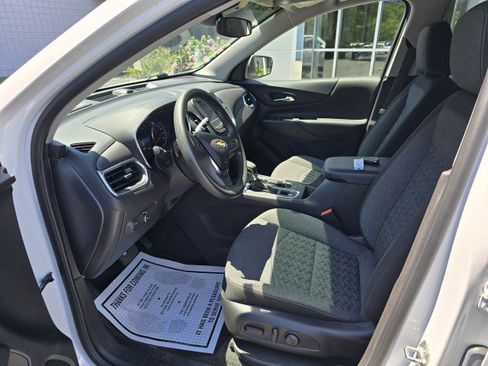 Used 2023 Chevrolet Equinox LT image 2