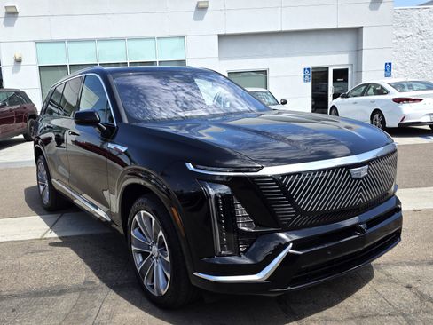Used 2026 Cadillac Vistiq Luxury w/ LPO, Premium Carpet Package AWD/4WD image 6