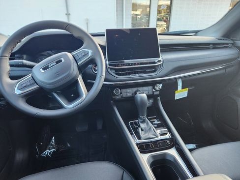 New 2026 Jeep Compass Latitude image 9