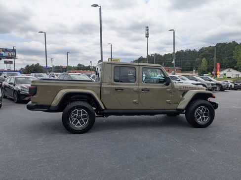 Used 2025 Jeep Gladiator Rubicon AWD/4WD image 4