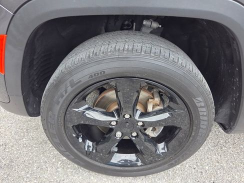 Used 2023 Jeep Grand Cherokee Altitude RWD image 17