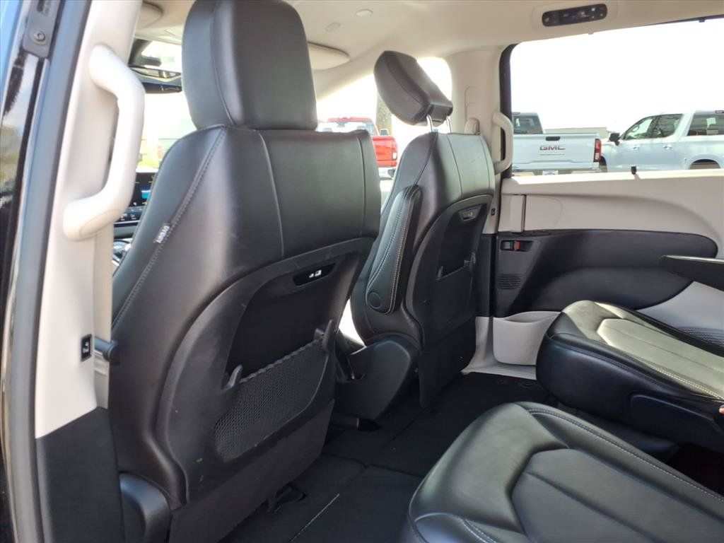 Used 2024 Chrysler Pacifica Touring-L FWD image 26