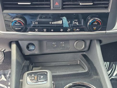 Used 2024 Nissan Rogue SV FWD image 27