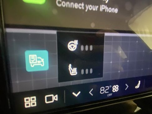 Used 2025 Volvo XC40 B5 Core image 26