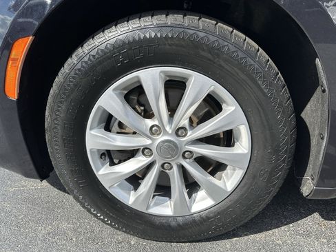 Used 2019 Chrysler Pacifica Touring-L FWD image 77