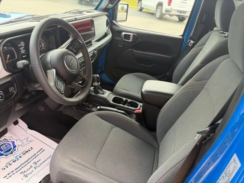 Used 2024 Jeep Gladiator Sport AWD/4WD image 16