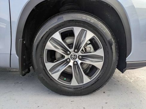 Used 2021 Toyota Highlander XLE AWD/4WD image 9
