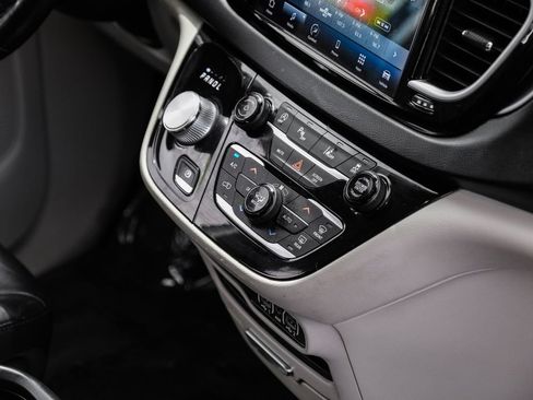 Used 2021 Chrysler Pacifica Touring-L FWD image 20